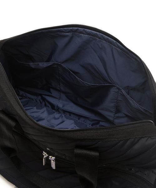 LeSportsac(レスポートサック)の「DELUXE MED WEEKENDER ラインデボスブラック(ボストンバッグ・レディース・ブラック・FREE)」の2枚目の写真