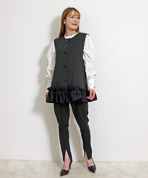 RAPASTEL（ラパステル）の「裾フリル ミドル丈ジレベスト / レイヤード 体型カバー（ベスト・レディース・ライトベージュ/ブラック/ネイビー・FREE）」の5枚目の写真