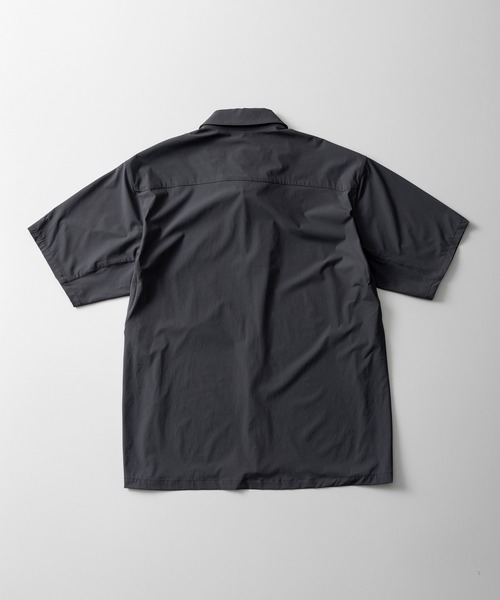 +phenix(プラスフェニックス)の「+phenix(プラスフェニックス) AIRFLOW SHORT SLEEVE SHIRT / エアフロー ショートスリーブシャツ(シャツ/ブラウス・メンズ・ブラック/ホワイト/チャコール・M/XL/L)」の17枚目の写真