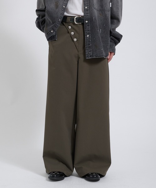 Perushu(ペルーシュ)の「SAILOR STYLE ASYMMETRIC BUTTON WIDE SLACKS/セーラーデザインアシンメトリーボタンワイドスラックス(スラックス・メンズ・ネイビー/カーキ・LARGE/SMALL/MEDIUM)」の2枚目の写真