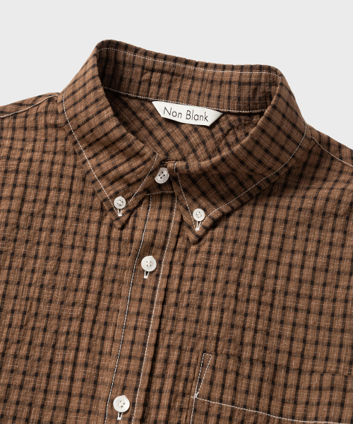 NONBLANK（ノンブランク）の「ウィンドウチェッククロップボタンダウンLSシャツ_TAN（シャツ/ブラウス・メンズ・ブラウン・MEDIUM/LARGE/X-LARGE/SMALL）」の3枚目の写真