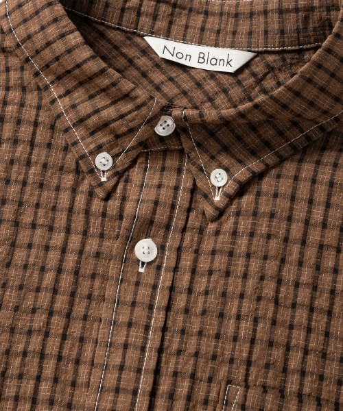 NONBLANK（ノンブランク）の「ウィンドウチェッククロップボタンダウンLSシャツ_TAN（シャツ/ブラウス・メンズ・ブラウン・MEDIUM/LARGE/X-LARGE/SMALL）」の4枚目の写真