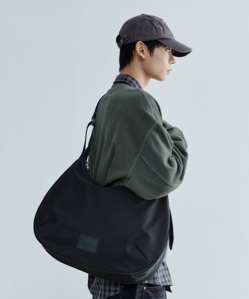MAISON MINED（メゾンミネド）の「BIG SIDE STRAP HOBO BAG BLACK（メッセンジャーバッグ・メンズ・その他・FREE）」の2枚目の写真