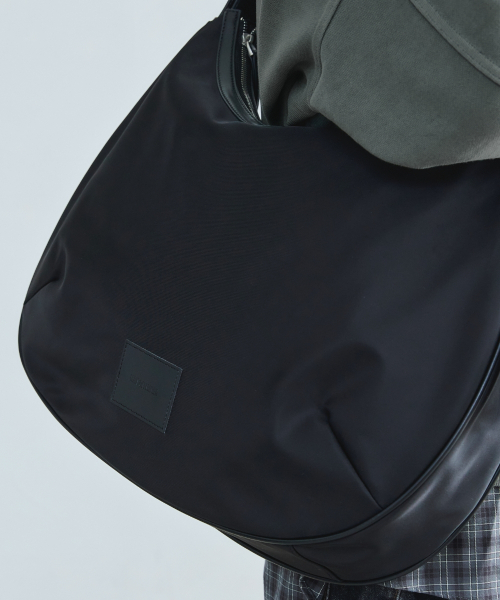 MAISON MINED（メゾンミネド）の「BIG SIDE STRAP HOBO BAG BLACK（メッセンジャーバッグ・メンズ・その他・FREE）」の4枚目の写真