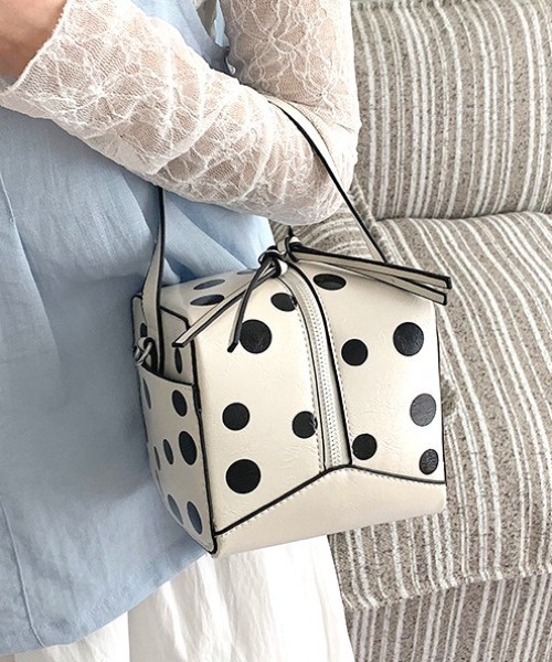 Vipoa（ヴィポア）の「Square polka dot shoulder handbag（ショルダーバッグ・レディース・シルバー/ブラック/ホワイト・FREE）」の2枚目の写真