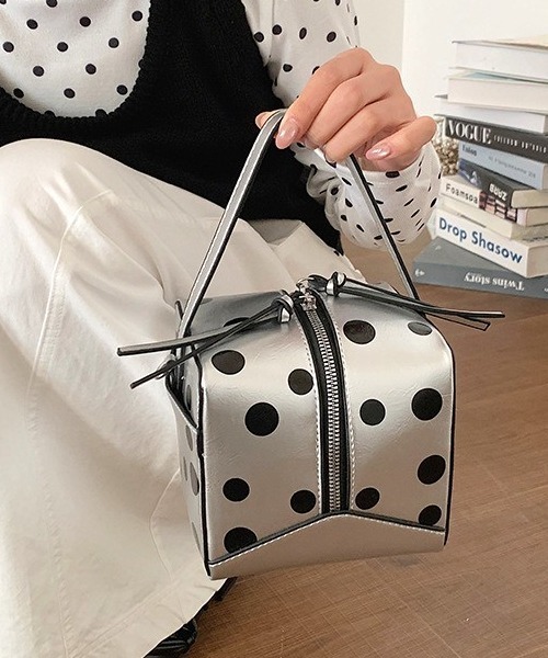 Vipoa（ヴィポア）の「Square polka dot shoulder handbag（ショルダーバッグ・レディース・シルバー/ブラック/ホワイト・FREE）」の3枚目の写真