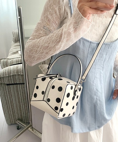 Vipoa（ヴィポア）の「Square polka dot shoulder handbag（ショルダーバッグ・レディース・シルバー/ブラック/ホワイト・FREE）」の4枚目の写真