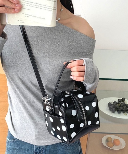 Vipoa（ヴィポア）の「Square polka dot shoulder handbag（ショルダーバッグ・レディース・シルバー/ブラック/ホワイト・FREE）」の8枚目の写真