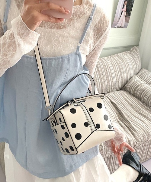Vipoa（ヴィポア）の「Square polka dot shoulder handbag（ショルダーバッグ・レディース・シルバー/ブラック/ホワイト・FREE）」の5枚目の写真