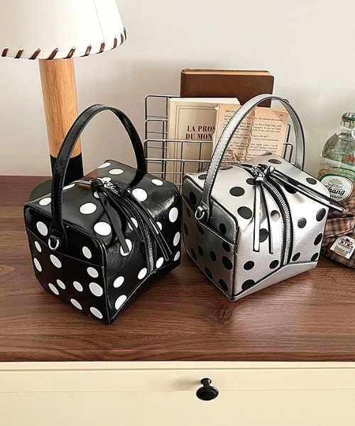 Vipoa（ヴィポア）の「Square polka dot shoulder handbag（ショルダーバッグ・レディース・シルバー/ブラック/ホワイト・FREE）」の17枚目の写真