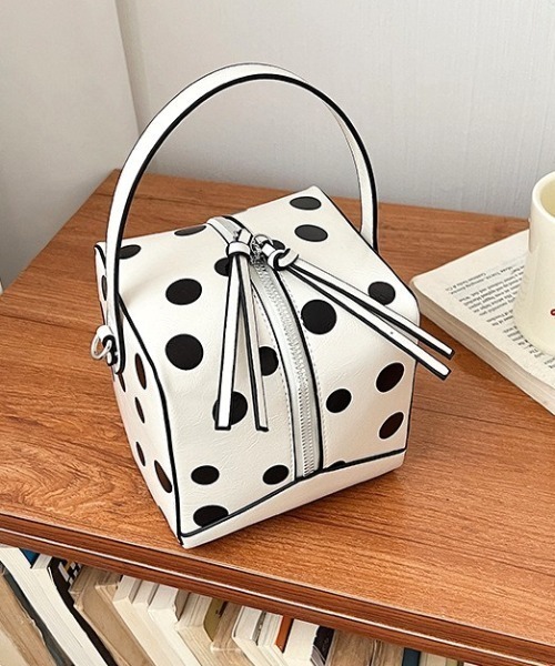 Vipoa（ヴィポア）の「Square polka dot shoulder handbag（ショルダーバッグ・レディース・シルバー/ブラック/ホワイト・FREE）」の7枚目の写真