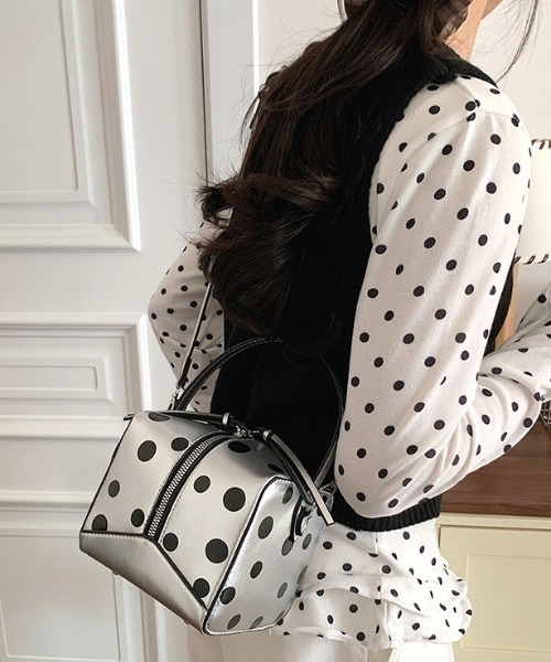 Vipoa（ヴィポア）の「Square polka dot shoulder handbag（ショルダーバッグ・レディース・シルバー/ブラック/ホワイト・FREE）」の14枚目の写真