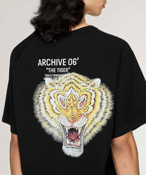 Y-3(ワイスリー)の「Y-3 ARCHIVE 06 SHORT SLEEVE TEE(Tシャツ/カットソー・メンズ・ブラック・SMALL/MEDIUM/LARGE/X-LARGE/XX-LARGE/X-SMALL)」の5枚目の写真