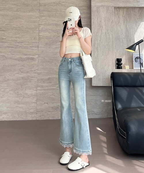 LUCPY(ラクピー)の「裾レースフレアデニムパンツ(デニムパンツ・レディース・ブルー・LARGE/MEDIUM/SMALL/X-SMALL)」の1枚目の写真