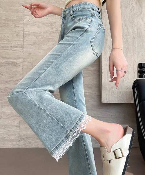 LUCPY(ラクピー)の「裾レースフレアデニムパンツ(デニムパンツ・レディース・ブルー・LARGE/MEDIUM/SMALL/X-SMALL)」の2枚目の写真