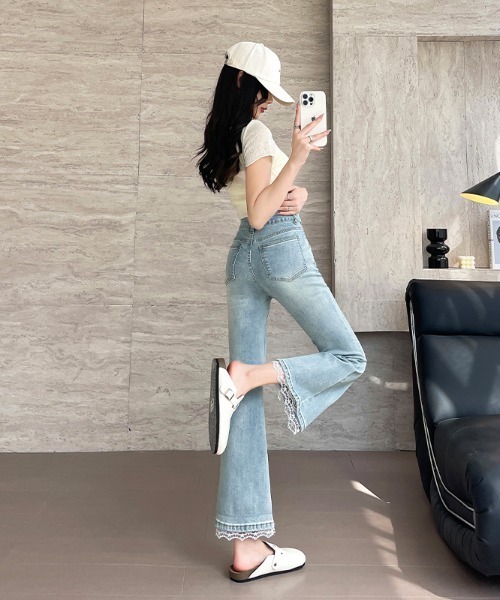 LUCPY(ラクピー)の「裾レースフレアデニムパンツ(デニムパンツ・レディース・ブルー・LARGE/MEDIUM/SMALL/X-SMALL)」の3枚目の写真