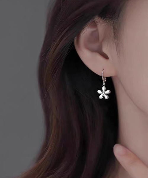 VIBGYOR(ヴィブジョー)の「シルバーフラワーモチーフピアス/両耳用/レディース(T3)(ピアス(両耳用)・レディース・シルバー・FREE)」の7枚目の写真