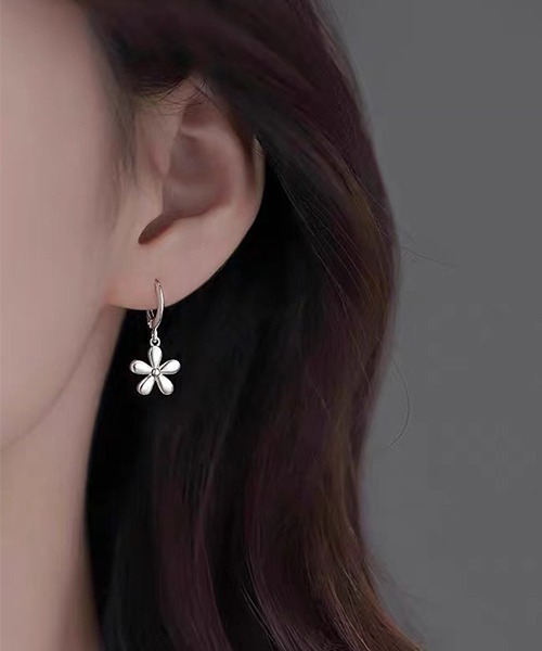 VIBGYOR(ヴィブジョー)の「シルバーフラワーモチーフピアス/両耳用/レディース(T3)(ピアス(両耳用)・レディース・シルバー・FREE)」の2枚目の写真