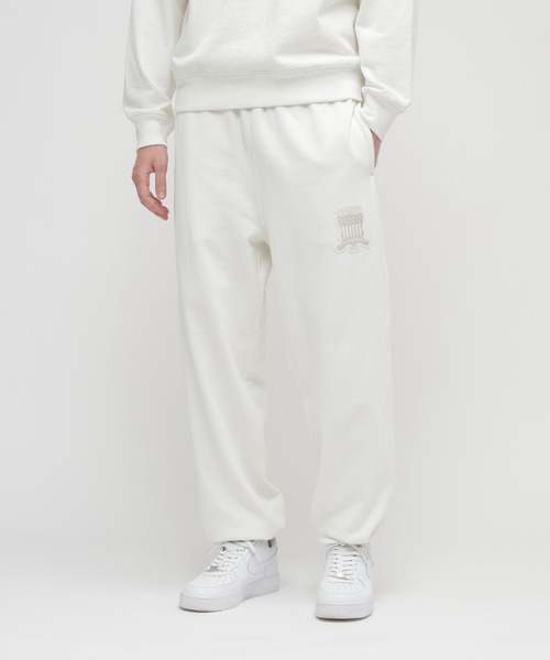 AVIREX(アヴィレックス)の「SIGNATURE VARSITY LOGO SWEAT PANTS / シグネチャーバーシティー ロゴ スウェットパンツ / AVIREX / アヴィレックス(スウェットパンツ・メンズ・ブラック/ネイビー/グレー/レッド/オフホワイト・MEDIUM/LARGE/X-LARGE/XX-LARGE)」の6枚目の写真
