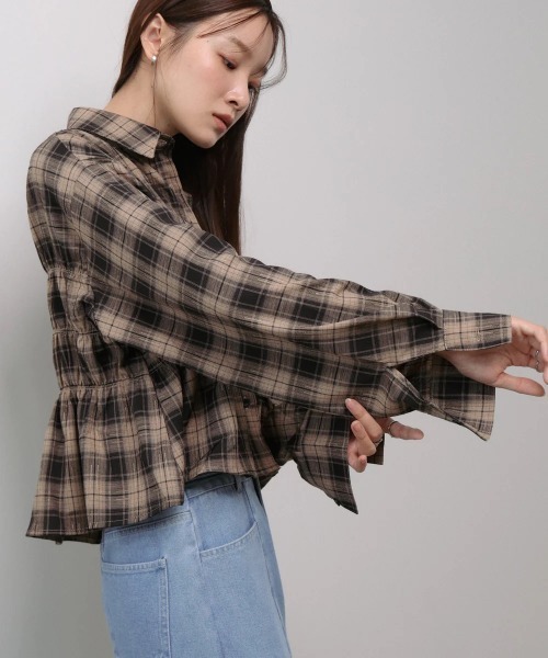Bab(バブ)の「シャーリングビスチェ風デザインチェックシャツ(シャツ/ブラウス・レディース・ベージュ/ブラウン・MEDIUM)」の15枚目の写真