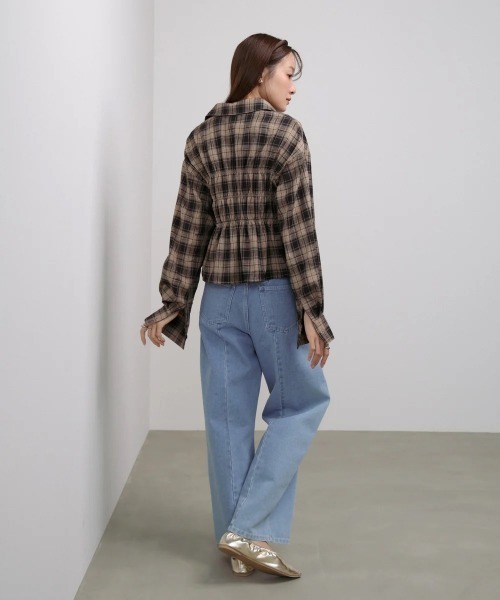 Bab(バブ)の「シャーリングビスチェ風デザインチェックシャツ(シャツ/ブラウス・レディース・ベージュ/ブラウン・MEDIUM)」の17枚目の写真