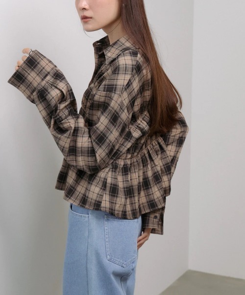 Bab(バブ)の「シャーリングビスチェ風デザインチェックシャツ(シャツ/ブラウス・レディース・ベージュ/ブラウン・MEDIUM)」の18枚目の写真