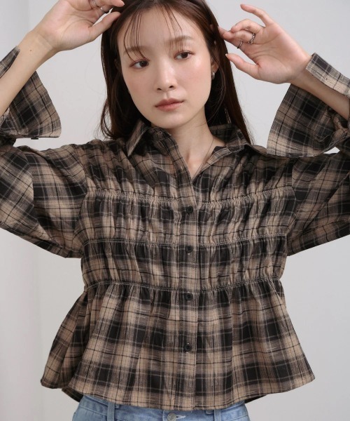 Bab(バブ)の「シャーリングビスチェ風デザインチェックシャツ(シャツ/ブラウス・レディース・ベージュ/ブラウン・MEDIUM)」の22枚目の写真