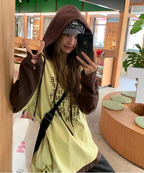 WEGO（ウィゴー）の「Tシャツレイヤード風英字ロゴフードロングT シャツ（Tシャツ/カットソー・レディース・イエロー/ピンク・LARGE/MEDIUM）」の5枚目の写真
