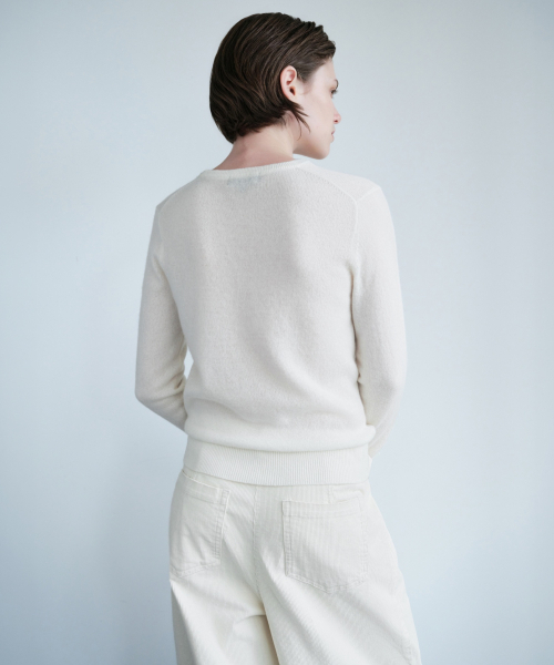 MUSINSA STANDARD WOMAN（ムシンサスタンダードウーマン）の「[プラス] ウィメンズ カシミヤ100 クルーネックニット [アイボリー]（ニット/セーター・レディース・その他・LARGE/MEDIUM/SMALL）」の2枚目の写真