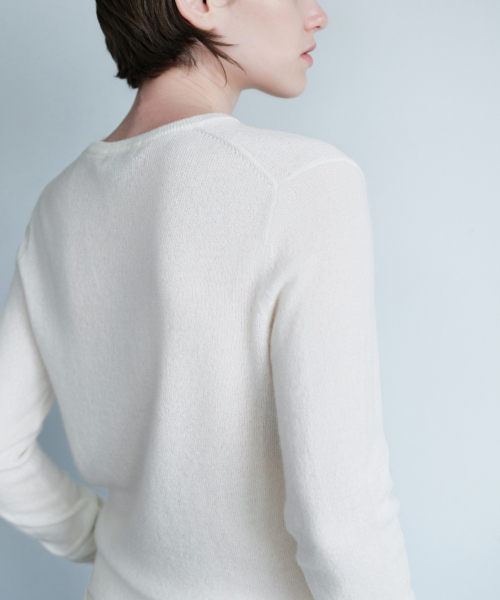 MUSINSA STANDARD WOMAN（ムシンサスタンダードウーマン）の「[プラス] ウィメンズ カシミヤ100 クルーネックニット [アイボリー]（ニット/セーター・レディース・その他・LARGE/MEDIUM/SMALL）」の6枚目の写真