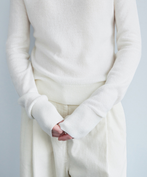 MUSINSA STANDARD WOMAN（ムシンサスタンダードウーマン）の「[プラス] ウィメンズ カシミヤ100 クルーネックニット [アイボリー]（ニット/セーター・レディース・その他・LARGE/MEDIUM/SMALL）」の5枚目の写真