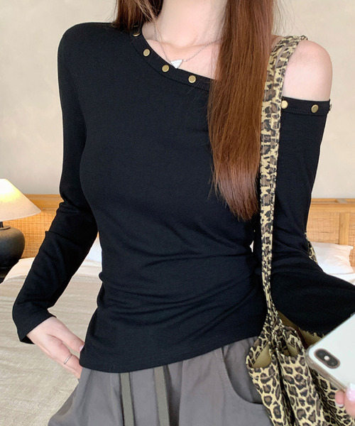 2ly2(トゥーリートゥー)の「スタッズ付きワンショルダートップス 長袖 オフショルダー カットソー(Tシャツ/カットソー・レディース・ダークグレー/ブラック/ブラウン・FREE)」の2枚目の写真