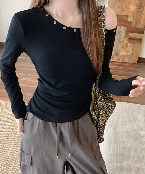 2ly2(トゥーリートゥー)の「スタッズ付きワンショルダートップス 長袖 オフショルダー カットソー(Tシャツ/カットソー・レディース・ダークグレー/ブラック/ブラウン・FREE)」の10枚目の写真