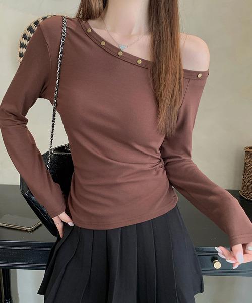 2ly2(トゥーリートゥー)の「スタッズ付きワンショルダートップス 長袖 オフショルダー カットソー(Tシャツ/カットソー・レディース・ダークグレー/ブラック/ブラウン・FREE)」の7枚目の写真