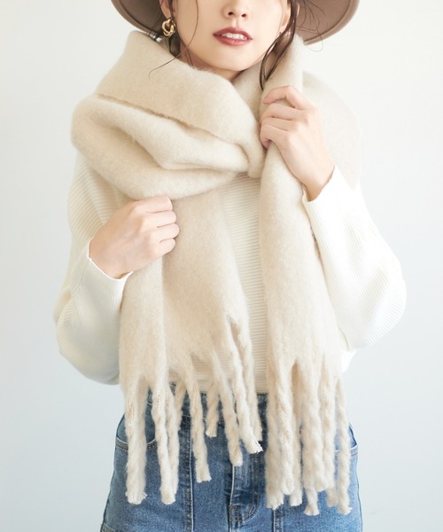 coca(coca)(コカ)の「ふわふわ起毛ロング丈マフラー(マフラー・レディース・グレー/ホワイト/ベージュ/ブラウン/アイボリー/グリーン/ブラック/グレー系その他/イエロー・ONE SIZE)」の3枚目の写真