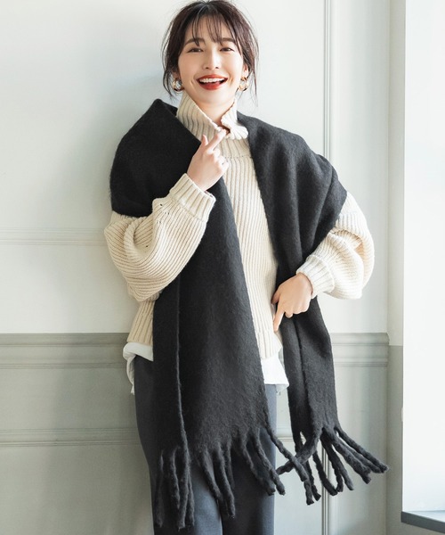 coca(coca)(コカ)の「ふわふわ起毛ロング丈マフラー(マフラー・レディース・グレー/ホワイト/ベージュ/ブラウン/アイボリー/グリーン/ブラック/グレー系その他/イエロー・ONE SIZE)」の4枚目の写真