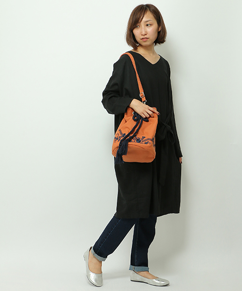 LBC（エルビーシー）の「リネンレーヨンフロントリボンワンピース                  （ワンピース・レディース・ブラック/ブルー/ブラウン・MEDIUM/LARGE）」の2枚目の写真