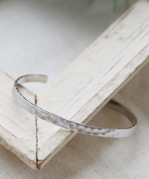 colleca la(コレカラ)の「槌目の細バングル(バングル/リストバンド・レディース・シルバー/ゴールド・FREE)」の2枚目の写真