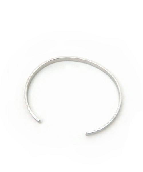 colleca la(コレカラ)の「槌目の細バングル(バングル/リストバンド・レディース・シルバー/ゴールド・FREE)」の7枚目の写真