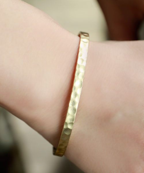 colleca la(コレカラ)の「槌目の細バングル(バングル/リストバンド・レディース・シルバー/ゴールド・FREE)」の10枚目の写真