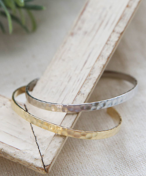 colleca la(コレカラ)の「槌目の細バングル(バングル/リストバンド・レディース・シルバー/ゴールド・FREE)」の8枚目の写真