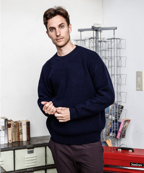 MR.OLIVE(ミスターオリーブ)の「LAMB WOOL 5G KNIT / BIG SILHOUTTE AZE SWEATER(ニット/セーター・メンズ・ブラック/グレー/ベージュ/ネイビー・SMALL/MEDIUM/LARGE)」の20枚目の写真