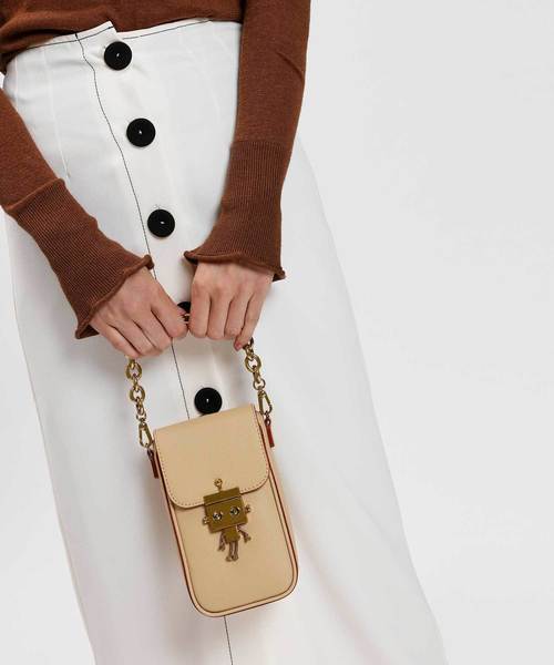 CHARLES & KEITH(チャールズ & キース)の「ロボットディテールプッシュロックバッグ / Robot Detail Push-Lock Bag(ショルダーバッグ・レディース・ブラック/ベージュ/サックスブルー/マルーン・S)」の22枚目の写真