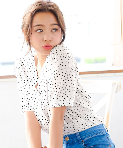 KOBE LETTUCE（コウベレタス）の「ドット柄Vネック半袖ブラウス（シャツ/ブラウス・レディース・ブラック/レッド/オフホワイト・FREE）」の2枚目の写真