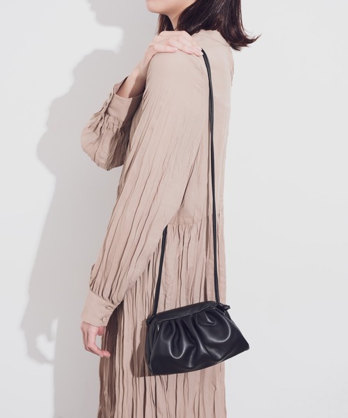 Aunt Marie's(アントマリーズ)の「AUNT MARIE'S ギャザーがま口ショルダーバッグ(ショルダーバッグ・レディース・ブラック/ベージュ・FREE)」の2枚目の写真