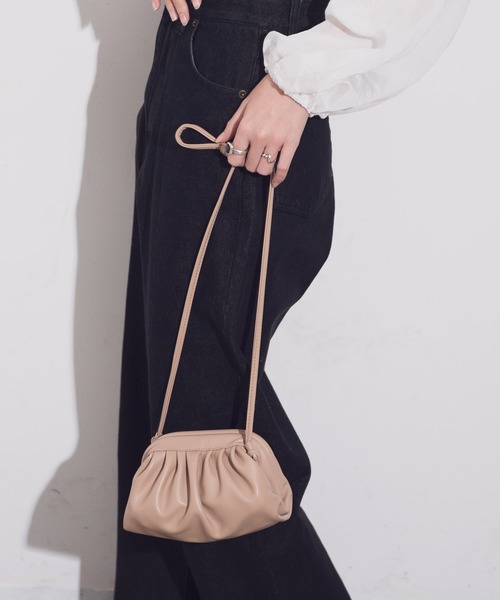 Aunt Marie's(アントマリーズ)の「AUNT MARIE'S ギャザーがま口ショルダーバッグ(ショルダーバッグ・レディース・ブラック/ベージュ・FREE)」の4枚目の写真