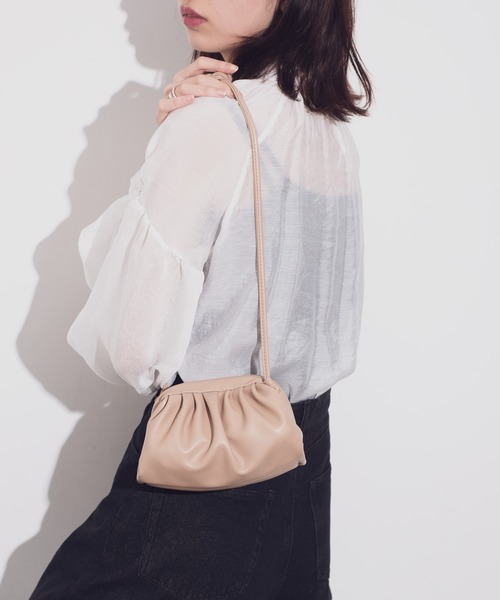 Aunt Marie's(アントマリーズ)の「AUNT MARIE'S ギャザーがま口ショルダーバッグ(ショルダーバッグ・レディース・ブラック/ベージュ・FREE)」の5枚目の写真