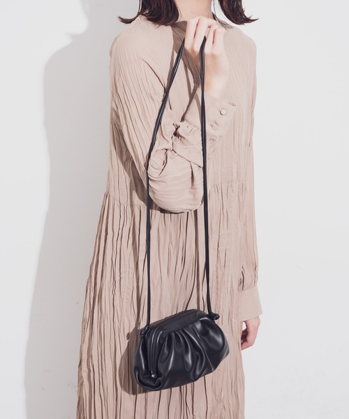 Aunt Marie's(アントマリーズ)の「AUNT MARIE'S ギャザーがま口ショルダーバッグ(ショルダーバッグ・レディース・ブラック/ベージュ・FREE)」の11枚目の写真