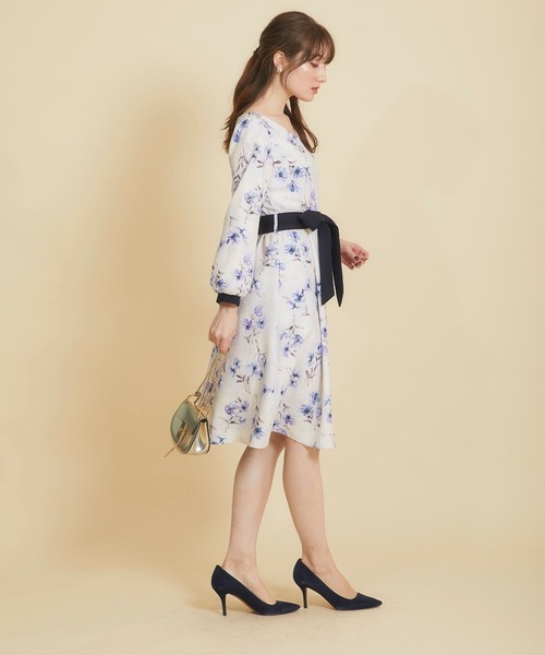 tocco closet（トッコ　クローゼット）の「ウエストりぼん付き配色フラワープリントワンピース（ワンピース・レディース・ピンク/ブルー・M）」の4枚目の写真