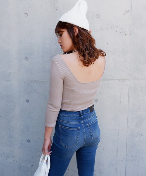 SPIRALGIRL(スパイラルガール)の「バックオープンリブトップス(Tシャツ/カットソー・レディース・ブラック/ベージュ/オフホワイト・FREE)」の3枚目の写真